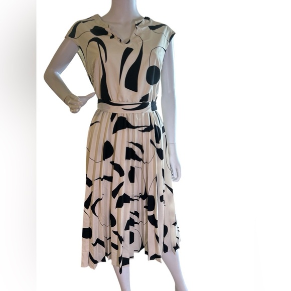 BLOOMCHIC
Silhouette Floral Print Cap
Sleeve Midi Dress - Picture 8 of 14